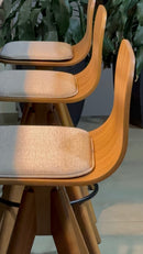 Taburete giratorio tapizado Marina, color Freijó, tela Frise claro