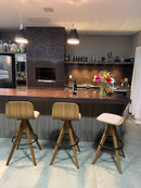 Taburete giratorio tapizado Marina, color Freijó, tela Frise claro